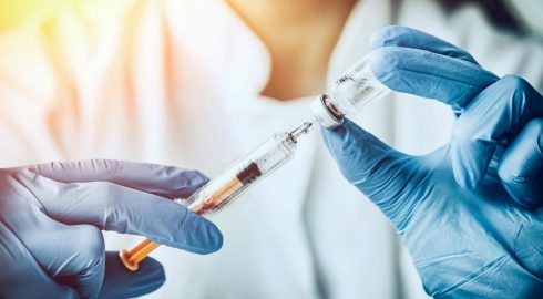 Нужна ли россиянам прививка от кори: ответ врача-инфекциониста Андрея Позднякова