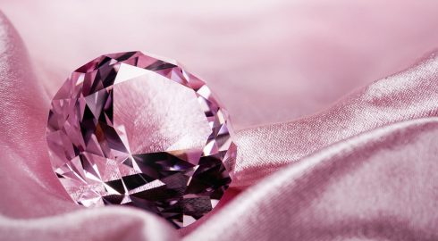 Самый редкий розовый бриллиант и крупнейший рубин представили на алмазной бирже Дубая