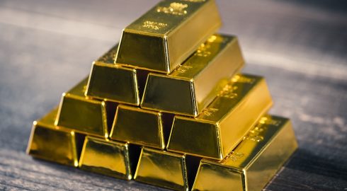 Цены на золото остаются стабильными на фоне ситуации в США