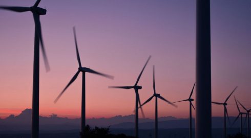 Держите баланс: МЭА об инвестициях в «чистые» и ископаемые источники энергии