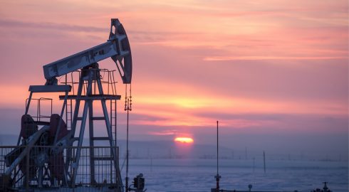 Нефть растет в цене второй день на фоне признаков улучшения спроса на НПЗ США