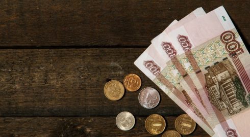 Российских пенсионеров дурят фальшивыми купюрами: как отличить подделку