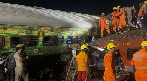 Катастрофа на железной дороге в Индии: известно о более 300 погибших