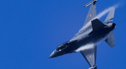F-16 с ядерной начинкой: в США предсказали крах цивилизации из-за поставок истребителей ВСУ