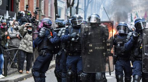 Во Франции вспыхнула волна протестов после убийства полицейским17-летнего подростка