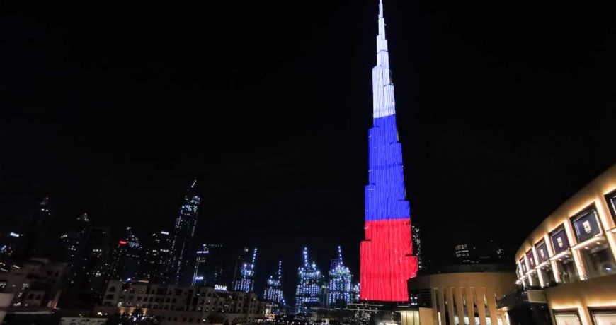 Самое высокое здание в мире «Бурдж-Халифа» подсветили в цвета российского флага