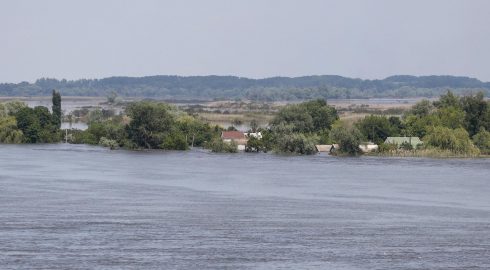 Обстрелы, наводнение и эпидемия: что происходит в Херсонской области после прорыва ГЭС