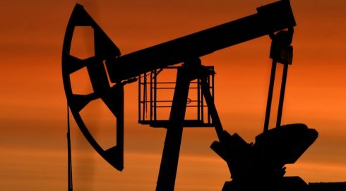 Нефть немного поднялась в цене на фоне решения ОПЕК+ о продлении сокращения добычи