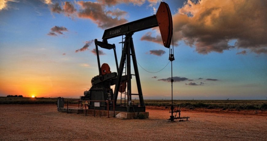 Сокращение поставок довело цены на нефть почти до 10-месячного пика