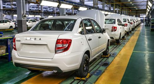 В «АвтоВАЗе» рассказали, как ослабленный рубль может повлиять на цену Lada