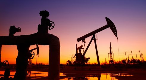 Нефть снизилась в цене: накопление запасов и предупреждения ФРС перевесили новости ОПЕК+