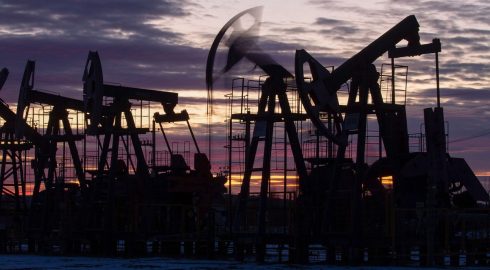 Американская нефть поднялась в цене почти на доллар из-за сокращения предложения на мировом рынке