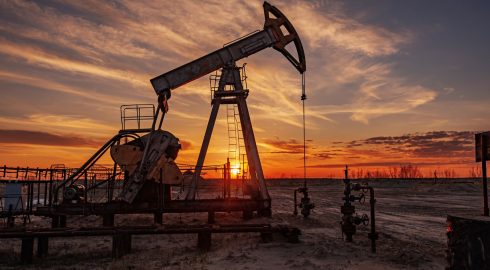 Нефть немного поднялась в цене на фоне ближневосточного конфликта и сокращения запасов в США