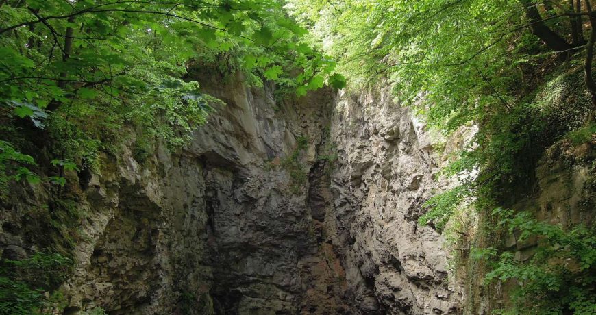 Ученые по-прежнему не могут определить глубину загадочной пещеры в Чехии