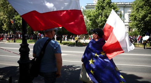 Митинг оппозиции в Польше: на улицы Варшавы выходят сотни тысяч протестующих