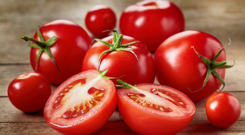 Гастроэнтеролог Сергей Вялов рассказал, нужно ли удалять семечки из огурцов и помидоров