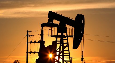 Рост цен на нефть возобновился из-за беспокойства о сокращении поставок