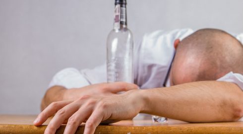 Яркие симптомы отравления алкоголем: какие изменения сигнализируют об опасном для жизни состоянии