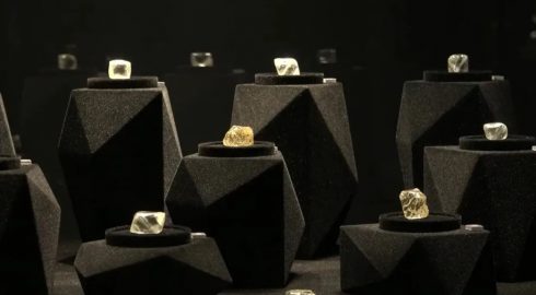 Уникальная выставка алмазов и бриллиантов проходит в Москве при поддержке АЛРОСА