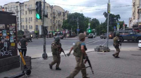 Взрыв прогремел у штаба ЮВО в Ростове, люди разбегаются, слышны звуки стрельбы