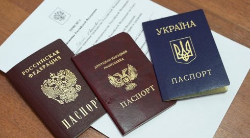 Трудный вопрос: Стоит ли выдавать украинцам российское гражданство?