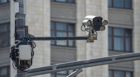 Россиян предупредили о белых «круглых» камерах над дорогой: чем они опасны