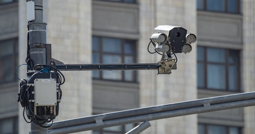 Россиян предупредили о белых «круглых» камерах над дорогой: чем они опасны