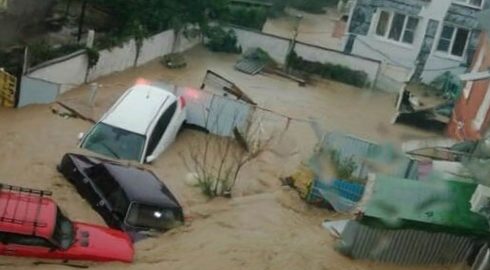 Звуки сирены, подтопленные дороги и вода в жилых домах: что сейчас происходит в Сочи