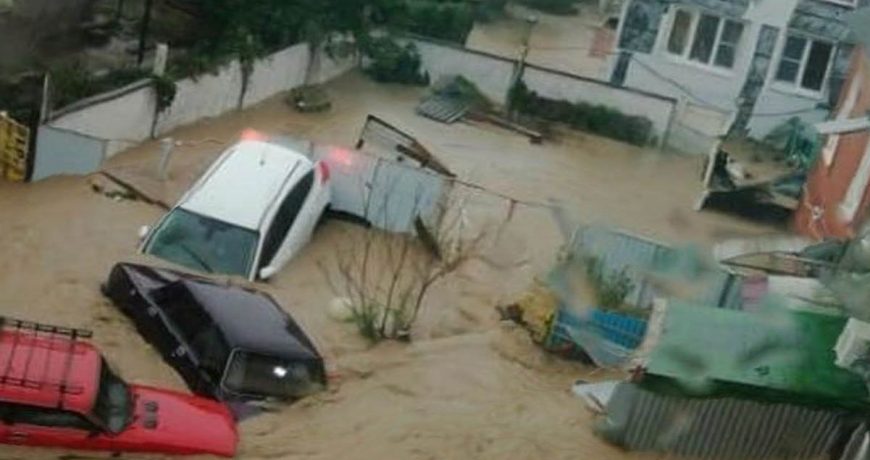 Звуки сирены, подтопленные дороги и вода в жилых домах: что сейчас происходит в Сочи