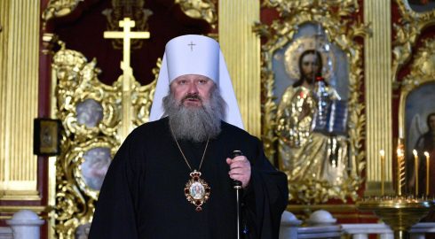 Издевались и отобрали крест: в Киеве митрополита Павла отправили за решетку