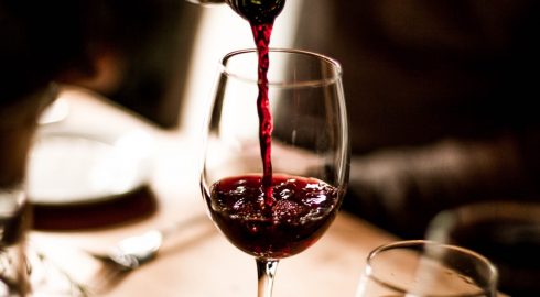 Болит голова от красного вина: почему возникают проблемы