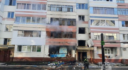 В жилом доме в Нижнекамске прогремел мощный взрыв и вспыхнул пожар