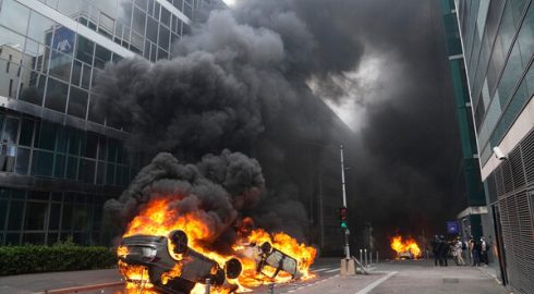 Арест людей, избиение полицейских и сожжённые улицы: что происходит во Франции сегодня