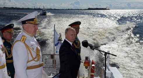 Владимир Путин присутствует на параде ВМФ в Питере: где его смотреть
