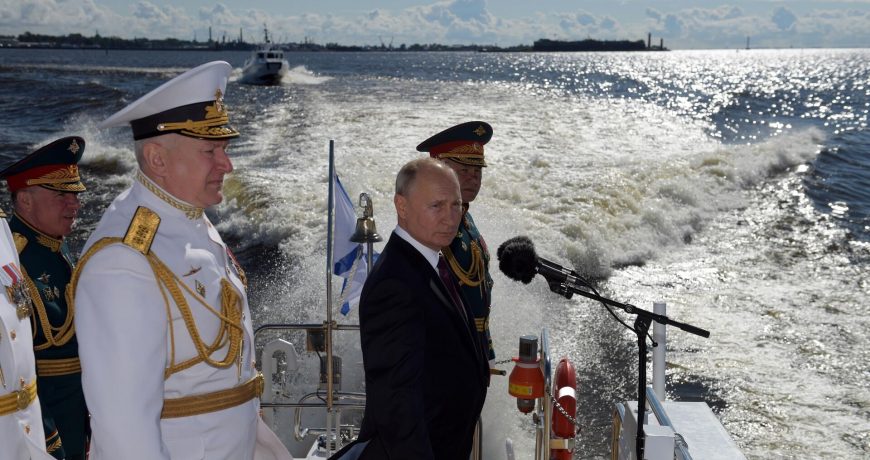 Владимир Путин присутствует на параде ВМФ в Питере: где его смотреть