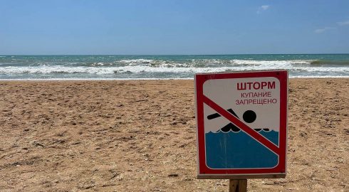 Опасные метеорологические условия: власти Сочи просят людей не ходить на пляжи