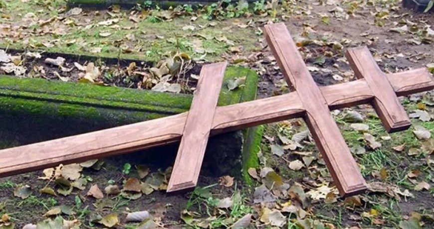 В Подмосковье школьницы стащили с кладбища крест и написали на нем матерные слова ради лайков