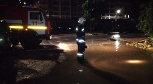 Ситуация критическая: ливень в Сочи сносит деревья и машины, что происходит в городе