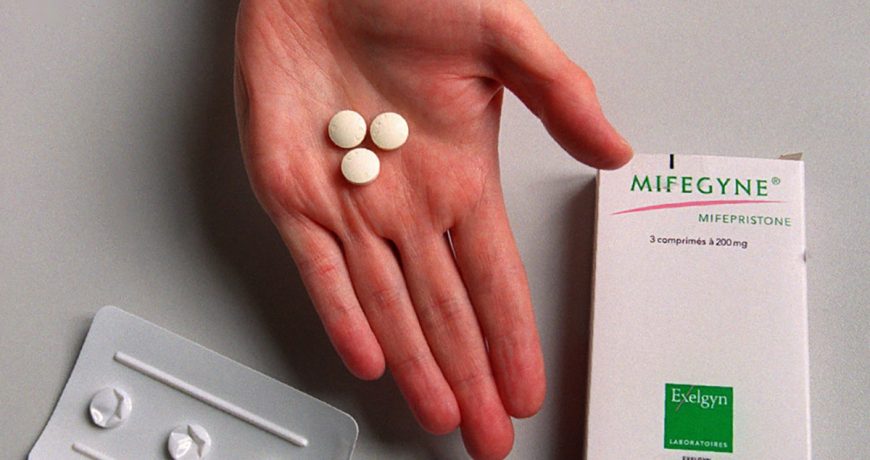 Таблетки прерывание беременности в течении 72. Таблетка для прерывания беременности аборт. Медикаментозный оборо. Мифегин.