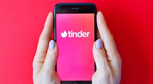 «Тиндер» говорит пока: популярное приложение для знакомства не работает в России