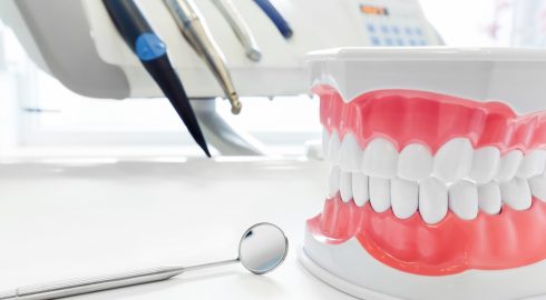 Импланты зубов к 2030 году будут не нужны: почему люди перестанут ставить челюсть