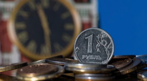 Курс рубля укрепится за счет удвоения доходов России от нефти, но ненадолго