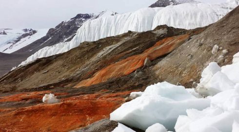 Кровь и лёд: раскрыта тайна жуткого явления в Антарктиде