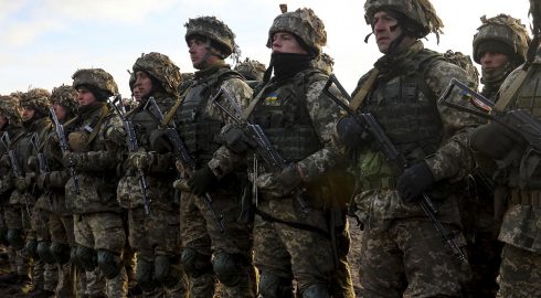 Солдатам ВСУ не стоит ждать «дембеля»: Киев гонит в армию малых да старых