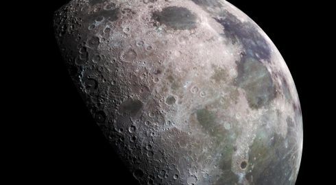Учёные обнаружили загадочный тепловой сгусток на темной стороне Луны