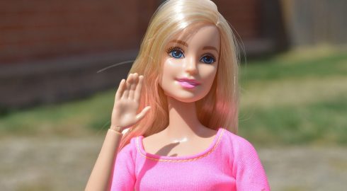 Бритва в подарок: в США и Британии начали продавать куклы «Барби» с волосами по всему телу