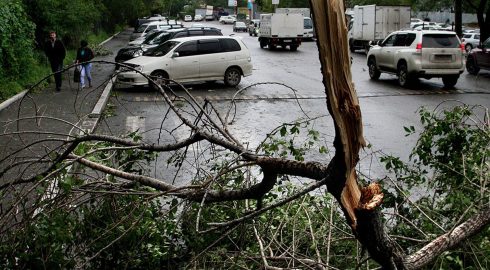 Тяжёлая ситуация в Приморье: на фоне надвигающегося тайфуна власти ввели режим ЧС