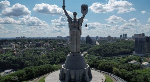 В Киеве приступили к установке трезубца вместо герба СССР на монументе «Родина-мать»