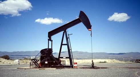 Нефть приблизилась к трехнедельным максимумам цен из-за напряженности на Ближнем Востоке и спроса в Китае