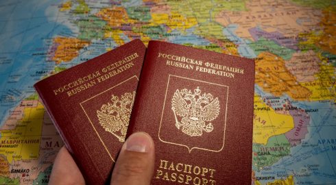 Уехать до сентября: Латвия угрожает выдворением тысячам российских граждан